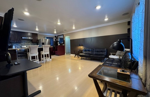 Beverly Hills Apartamento | Bright 1BR Apt Near Beverly Hills Sleeps 4+Parking. A+ area Close to attractions