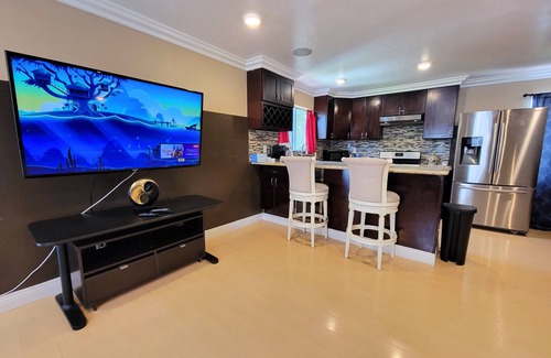 Beverly Hills Apartamento | Bright 1BR Apt Near Beverly Hills Sleeps 4+Parking. A+ area Close to attractions