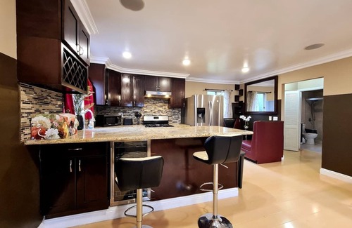 Beverly Hills Apartamento | Bright 1BR Apt Near Beverly Hills Sleeps 4+Parking. A+ area Close to attractions