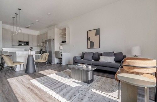 Highland Apartamento | Bright 1BR in the Highlands w/ Pool, W/D & Gym, walkable, by Blueground