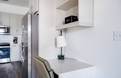 Highland Apartamento | Bright 1BR in the Highlands w/ Pool, W/D & Gym, walkable, by Blueground