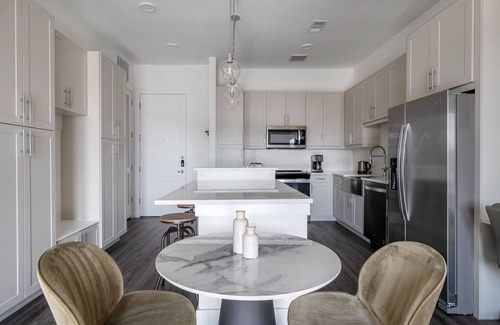 Highland Apartamento | Bright 1BR in the Highlands w/ Pool, W/D & Gym, walkable, by Blueground