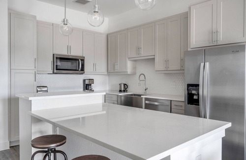 Highland Apartamento | Bright 1BR in the Highlands w/ Pool, W/D & Gym, walkable, by Blueground