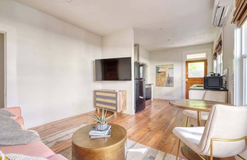 Uptown Apartamento | Bright 1BR Walk to Coffee, Food & Shopping