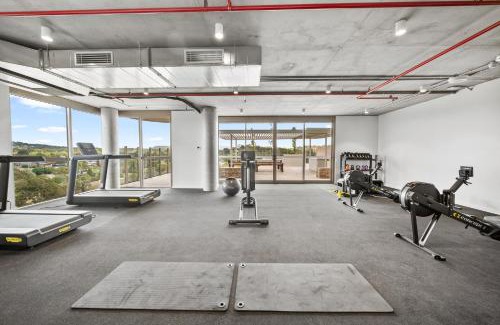 Phillip Apartamento | Bright 2-Bed Apartment with Gym BBQ & Pool Access