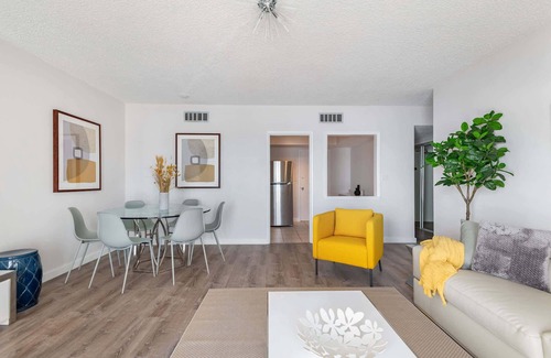 South Patrick Shores Apartamento | Bright 2-Bed Beach Condo w/ Oceanfront Balcony