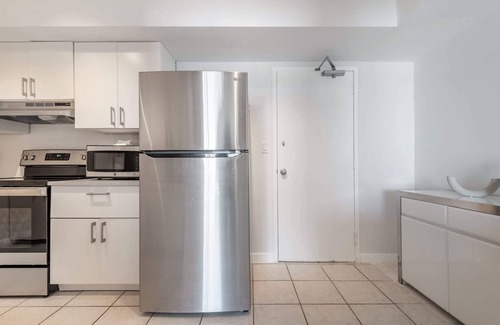 South Patrick Shores Apartamento | Bright 2-Bed Beach Condo w/ Oceanfront Balcony