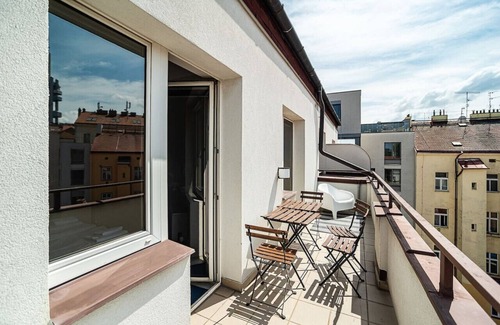 Zizkov Apartamento | Bright 2 bed with big terrace by tram