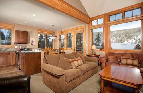 Keystone Condominio | Bright 2 Bedroom Premier Townhouse with Fireplace!