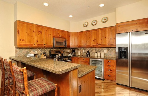 Keystone Condominio | Bright 2 Bedroom Premier Townhouse with Fireplace!