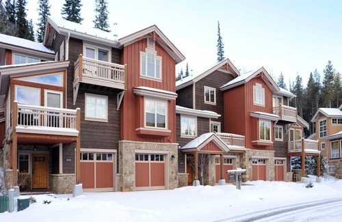 Keystone Condominio | Bright 2 Bedroom Premier Townhouse with Fireplace!