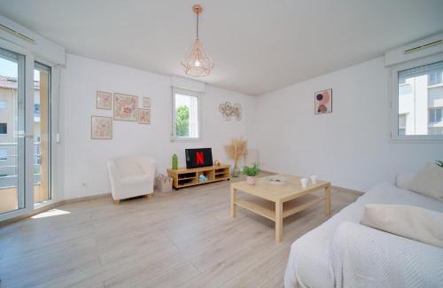 Condrieu Apartamento | Bright, 2 bedrooms, central, garage and balcony
