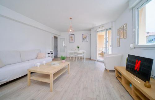 Condrieu Apartamento | Bright, 2 bedrooms, central, garage and balcony