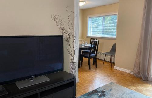 Kitchener Apartamento | Bright 2 BR pet friendly, KING bed, WiFi,2 parking