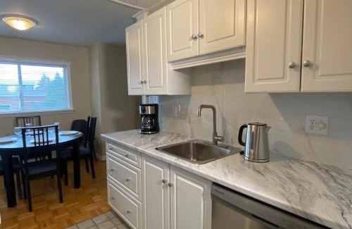 Kitchener Apartamento | Bright 2 BR pet friendly, KING bed, WiFi,2 parking