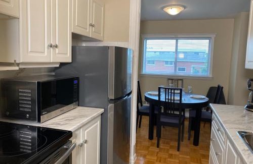 Kitchener Apartamento | Bright 2 BR pet friendly, KING bed, WiFi,2 parking