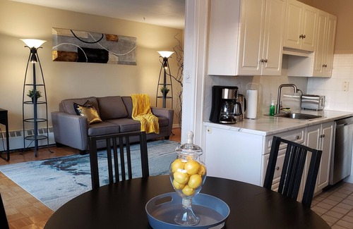 Kitchener Apartamento | Bright 2 BR w/KING bed, WiFi, NETFLIX, parking