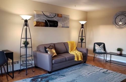 Kitchener Apartamento | Bright 2 BR w/KING bed, WiFi, NETFLIX, parking
