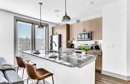Fort Worth Apartamento | Bright 2BD 2BA Suite Gym and Pool City Center Stay