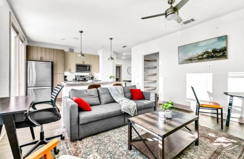 Fort Worth Apartamento | Bright 2BD 2BA Suite Gym and Pool City Center Stay
