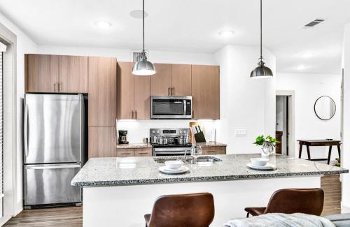 Fort Worth Apartamento | Bright 2BD 2BA Suite Gym and Pool City Center Stay