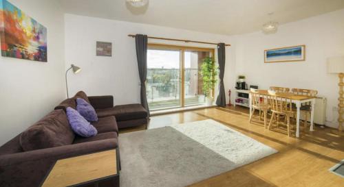 Dublin Apartamento | Bright 2BD Flat with Private Balcony - Dublin