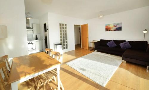 Dublin Apartamento | Bright 2BD Flat with Private Balcony - Dublin