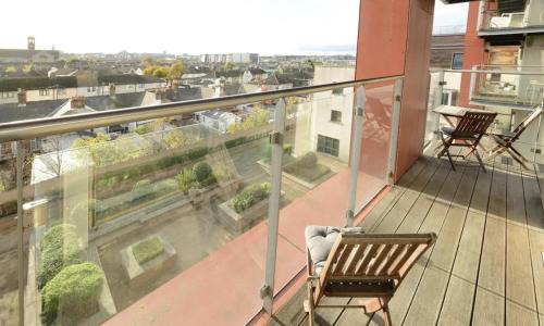 Dublin Apartamento | Bright 2BD Flat with Private Balcony - Dublin