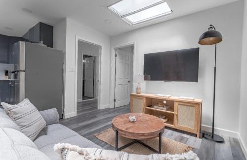 East Harlem Apartamento | Bright 2BR 2BA Steps from Central Park, Great Location!