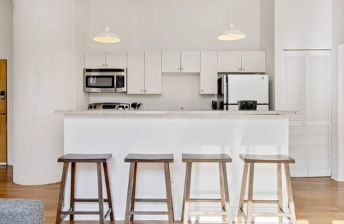 Point Breeze Condominio | Bright 2BR Apartment w Free Parking, Wifi, Gym, Central Location