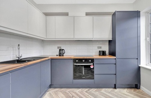 Lea Bridge Casa | Bright 2BR – Contractor + Family Friendly