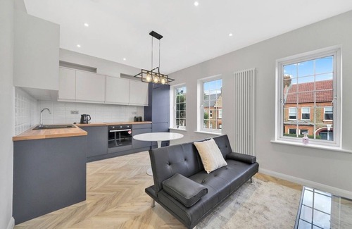 Lea Bridge Casa | Bright 2BR – Contractor + Family Friendly