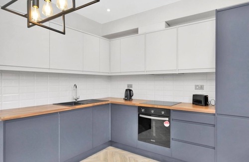 Lea Bridge Casa | Bright 2BR – Contractor + Family Friendly