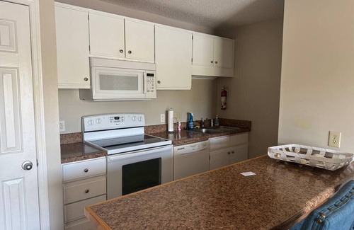 Surfside Beach Apartamento | Bright 2BR Getaway | Quick Drive to the Beach