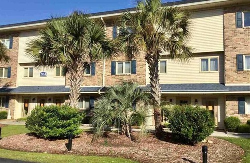 Surfside Beach Apartamento | Bright 2BR Getaway | Quick Drive to the Beach