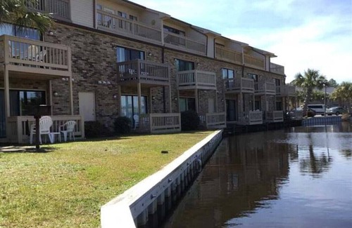 Surfside Beach Apartamento | Bright 2BR Getaway | Quick Drive to the Beach