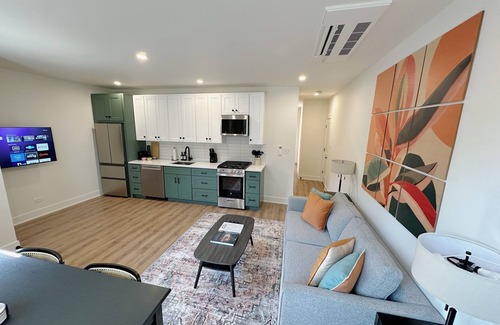 Evanston Apartamento | Bright 2BR - King Bed + Desk - Near: Northwestern-Chicago-Beaches