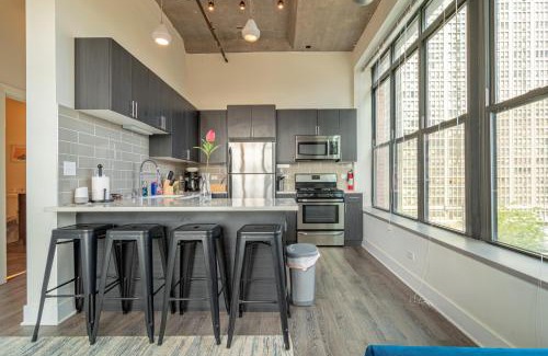 Near South Side Apartamento | Bright 2BR Luxury Corner Suite with Optional Parking Sleeps 6 guests Near McCormick Place and Soldier Field