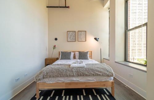 Near South Side Apartamento | Bright 2BR Luxury Corner Suite with Optional Parking Sleeps 6 guests Near McCormick Place and Soldier Field