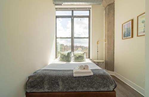 Near South Side Apartamento | Bright 2BR Luxury Corner Suite with Optional Parking Sleeps 6 guests Near McCormick Place and Soldier Field