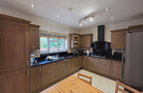 Barkingside Apartamento | Bright 3BD Family Home with Garden, Barkingside
