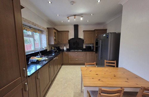 Barkingside Apartamento | Bright 3BD Family Home with Garden, Barkingside