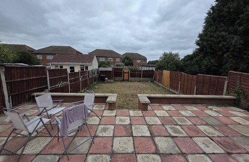 Barkingside Apartamento | Bright 3BD Family Home with Garden, Barkingside