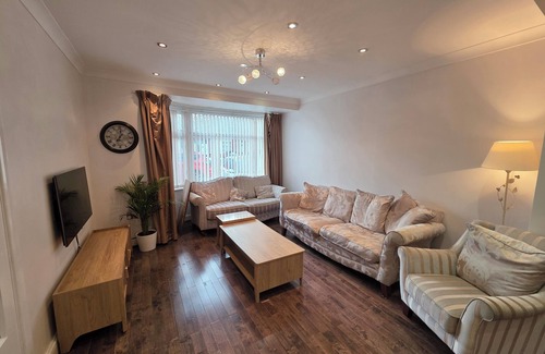 Barkingside Apartamento | Bright 3BD Family Home with Garden, Barkingside
