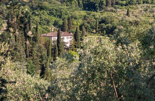 Pieve al Bagnoro Apartamento | Bright 6-persons apartment in period villa, located on the outskirts of Arezzo. Infinity pool with w