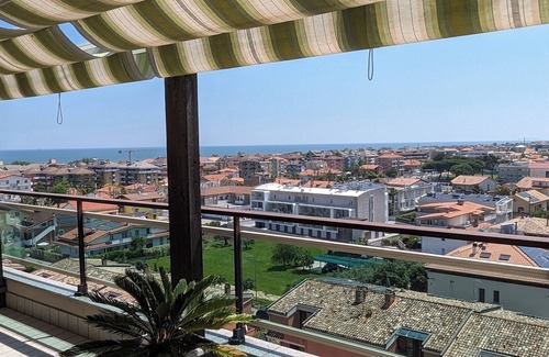 Pescara Apartamento | Bright 8th-floor penthouse with sea view 7 minutes' walk from the beach.