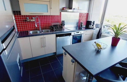 Le Bouscat Apartamento | Bright, air-conditioned T4 apartment with tennis court and private, unoverlooked parking.