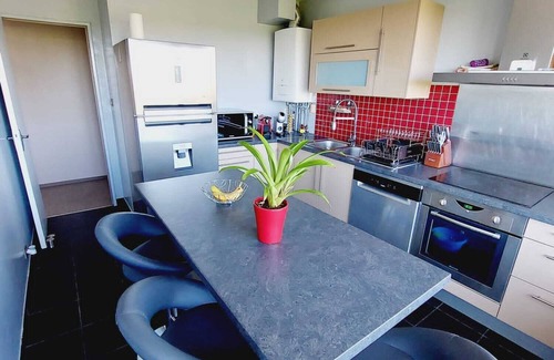 Le Bouscat Apartamento | Bright, air-conditioned T4 apartment with tennis court and private, unoverlooked parking.