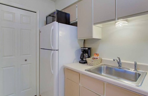 North Canton Apartamento | Bright & Airy 1BR near Hall of Fame/Hwy/Airport