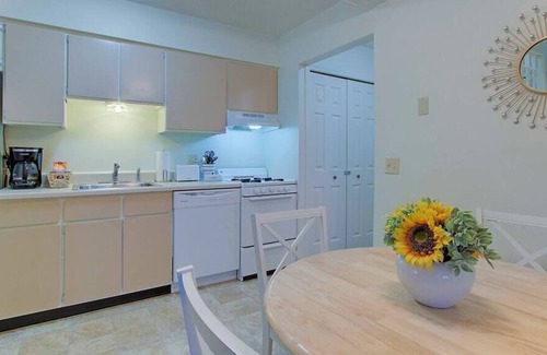 North Canton Apartamento | Bright & Airy 1BR near Hall of Fame/Hwy/Airport